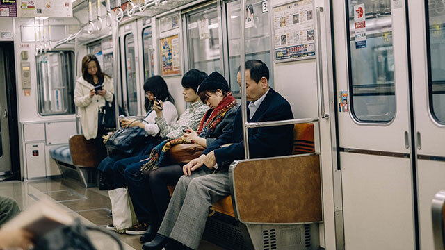 大人们的笑容哪儿去了？