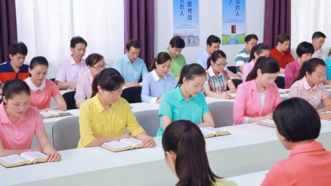 教会中弟兄姊妹在读神的说话