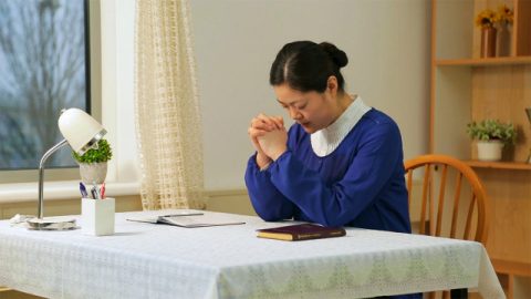 依靠神,仰望神,祷告