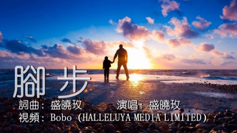 夕阳下父子在海边行走