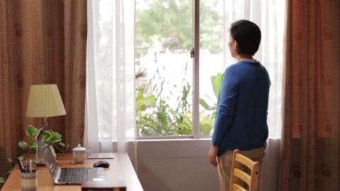 一个女人站在窗下沉思