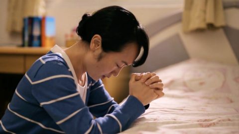 基督徒在卧室祷告