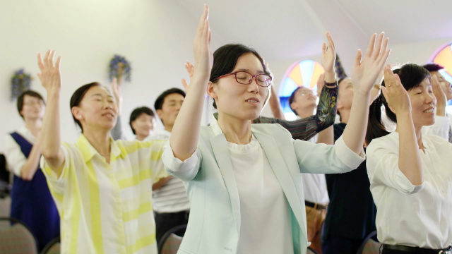 基督徒们在教堂向神祷告