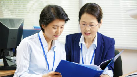 基督徒们一起整理文稿,消除了嫉妒心理