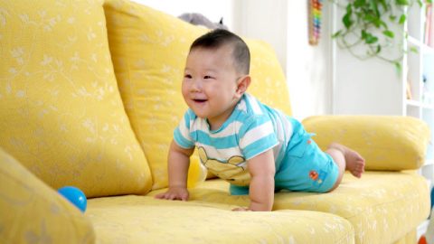 神的拯救,孩子可以在沙发上玩耍了