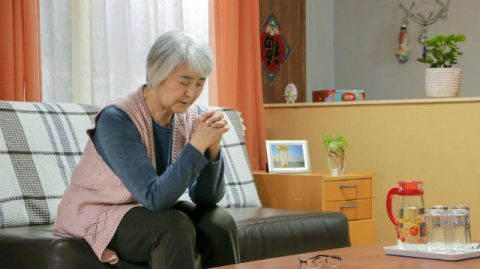 老人在家里向神祷告