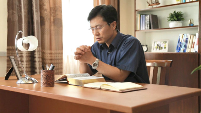 基督徒向神祷告的图片