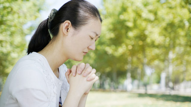 基督徒临到疾病时向神祷告