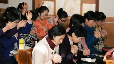 基督徒聚会祷告当放下脸面祷告时,她得以释放了