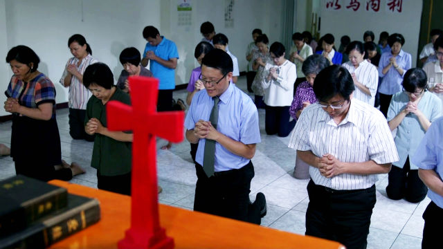基督徒在教堂向神祷告