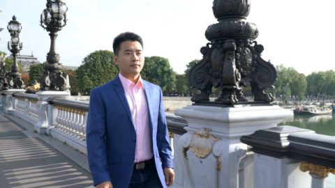 远离金钱的诱惑,才能笑对人生