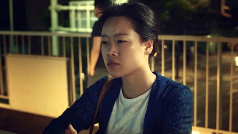 姊妹在桥上反思人生意义是什么