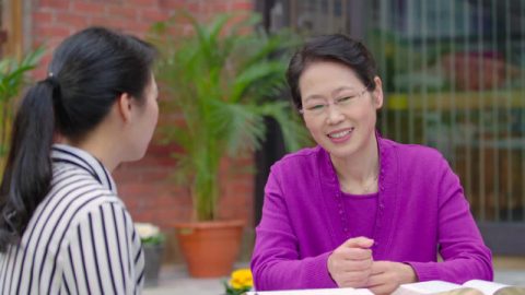基督徒妈妈与女儿说话
