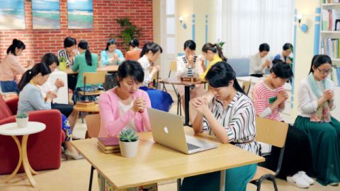 多人向神祷告图片