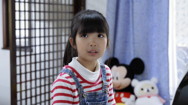 女孩在看妈妈的图片