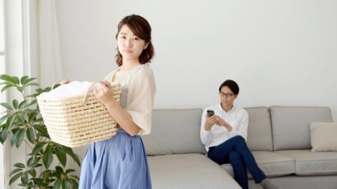保姆式妻子做家务活的图片