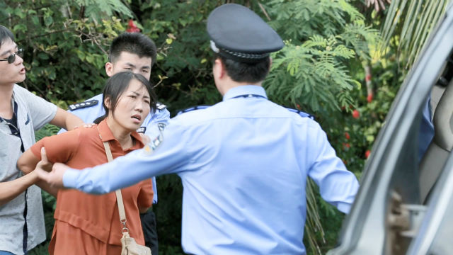 警察抓捕基督徒图片