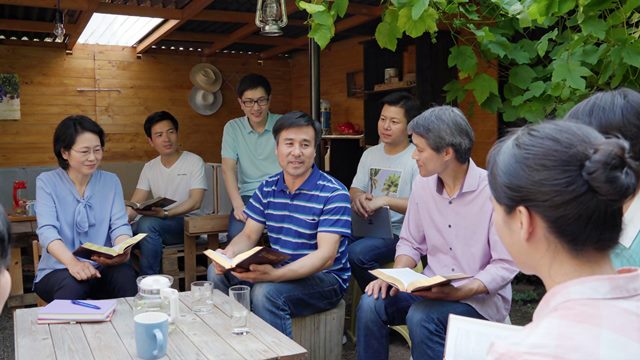 基督徒在聚会的图片