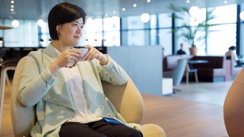 坐在沙发上的基督徒