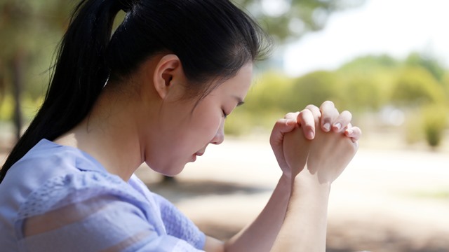 基督徒把难处向神祷告的图片