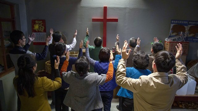 基督徒在十字架签祷告神