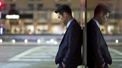 在思考的男人图片
