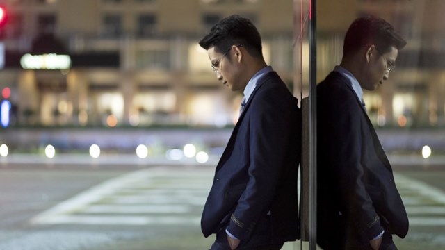 在思考的男人图片