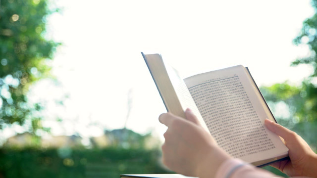 基督徒看书的图片