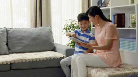 儿子和妈妈看神的话语