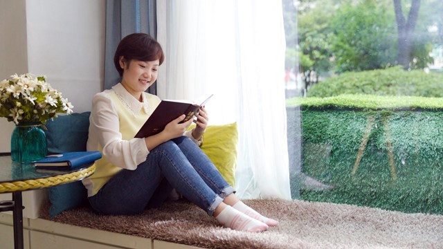 基督徒在家看神的话语图片