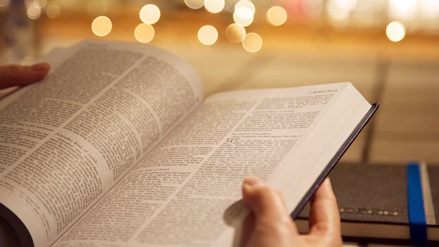 基督徒看圣经书